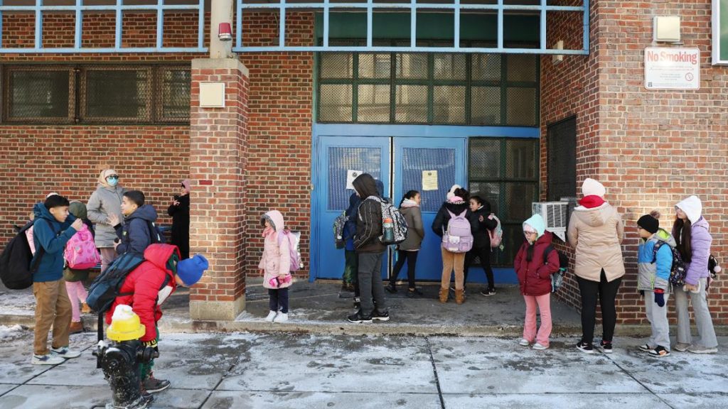 Komunitas Sekolah Umum Bersiap Menghadapi Penggerebekan ICE