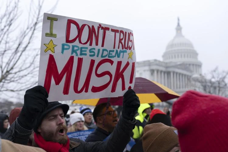 Trump Tawarkan Penundaan Pengunduran Diri Kepada Pekerja Intelijen