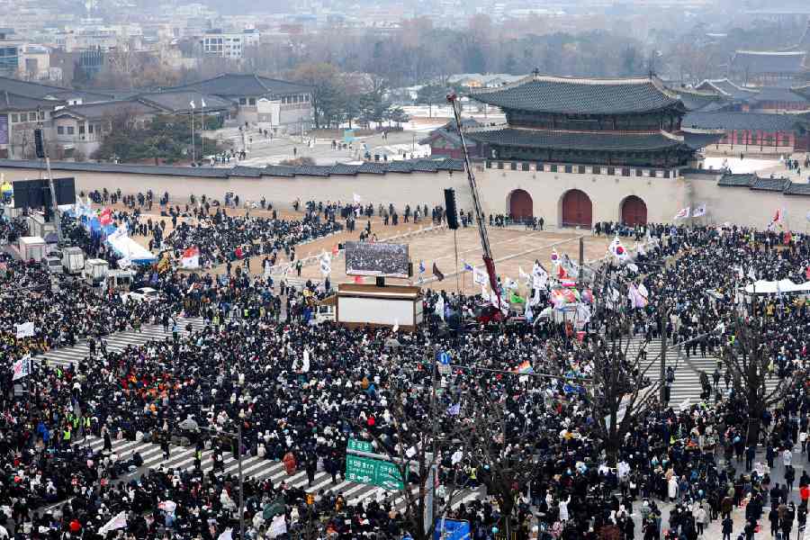 Puluhan Ribu Orang Menggelar Unjuk Rasa di Seoul Untuk Menentang Pemakzulan Yoon