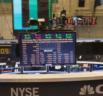 Pasar Saham AS Terkoreksi, Ketegangan Politik dan Data Ekonomi Jadi Sorotan